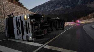 Karayolunda yem yüklü tır devrildi: 2 yaralı – Birlik Haber Ajansı