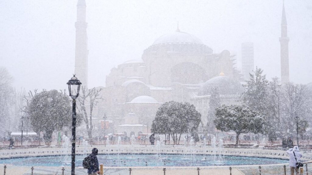 İstanbul’da kar yağışı hayatı olumsuz etkiledi – Birlik Haber Ajansı