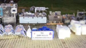 İzmir’de dev uyuşturucu operasyonu: 1,6 ton hap ham maddesi ele geçirildi – Birlik Haber Ajansı