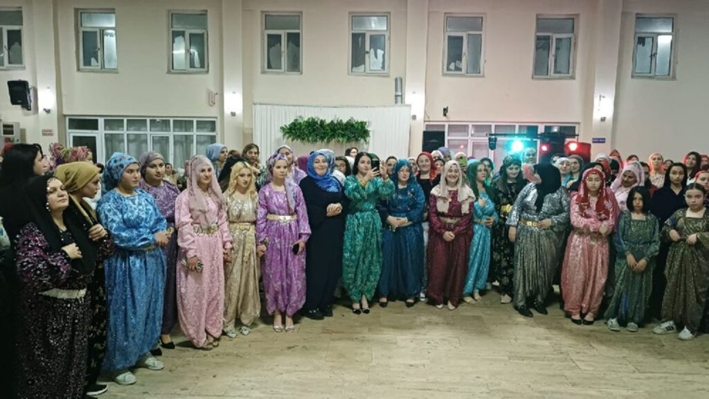 Yöresel Kıyafetler Şarkikaraağaç’ı salladı – Birlik Haber Ajansı