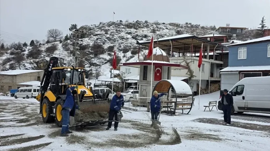 Pozantı-Ulukışla yolu kar yağışı sebebiyle ulaşıma kapatıldı