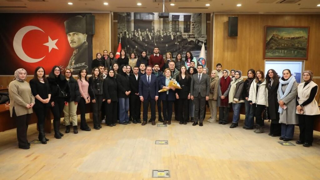Kars Belediyesinde “Yerel Yönetimler” Dersi: Başkan Senger gençlerle buluştu – Birlik Haber Ajansı