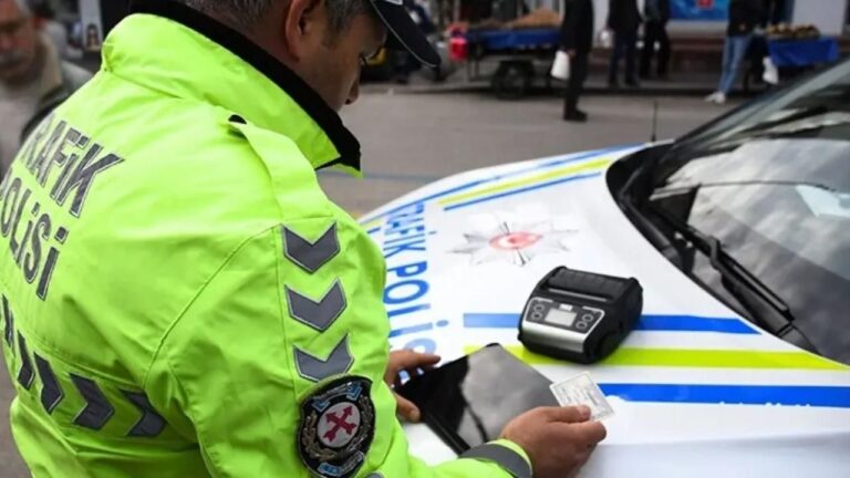 İzmir Karabağlar’da trafikte saldırı: Sürücünün ehliyetine 2045’e kadar el konuldu – Birlik Haber Ajansı