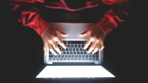 Siber çetelerin yeni hedefi gençler: Burs vaadiyle suç zinciri tuzağı – Birlik Haber Ajansı