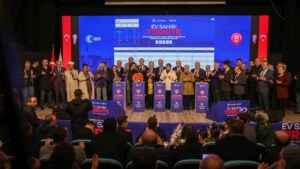 TOKİ’nin kura çekim heyecanı “salona sığmadı” – Birlik Haber Ajansı