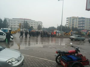 Öğretmen Evi Kavşağını Protesto Etmek İçin,Vatandaşlar Yolu Trafiğe Kapattı.